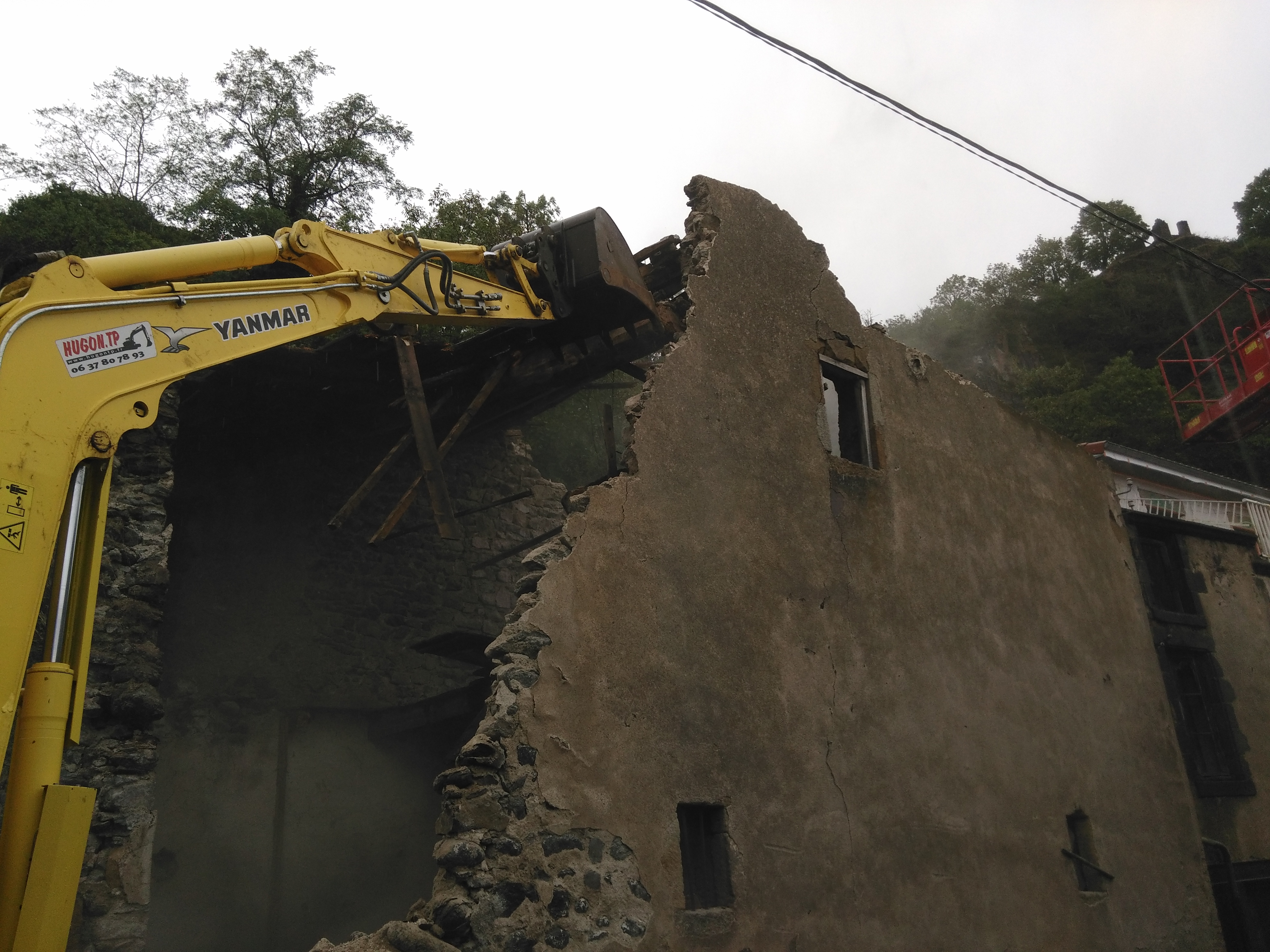 Démolition d'une maison dans le bourg de Corent