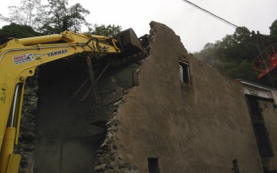 Démolition d'une maison dans le bourg de Corent